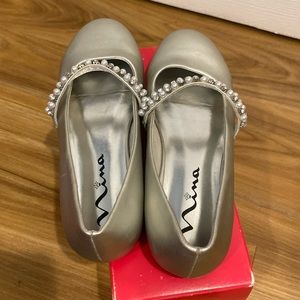 Cute dress shoes for girls size 6 and the color is silver